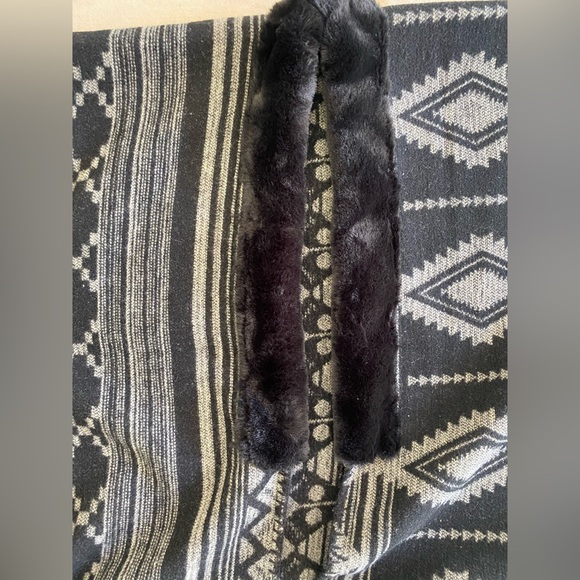 Loft Ann Taylor Tribal Geometric Patterned Black Grey Faux Fur OSFM Cape - Picture 3 of 6